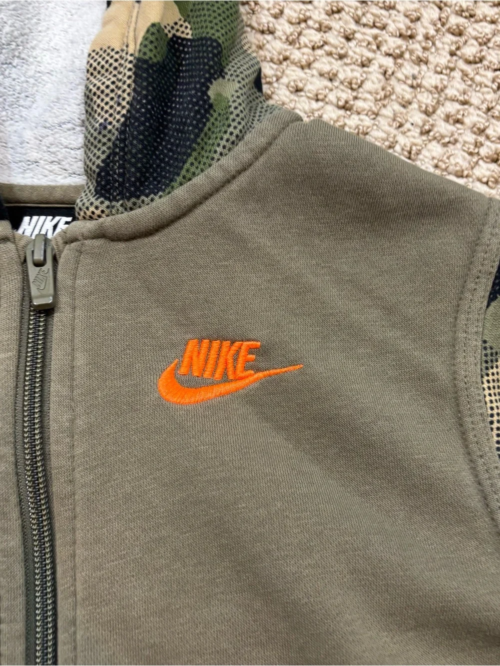 Boys Nike Green and Camo Dull Zip Hoodie Sweatshirt Size Medium‎